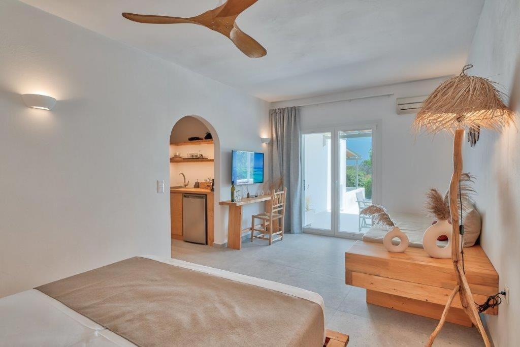 אנטיפארוס Marinatou Suites חדר תמונה
